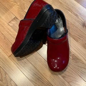 Dansko European size 41/ US size 10/10.5.        Red shiny Clogs
